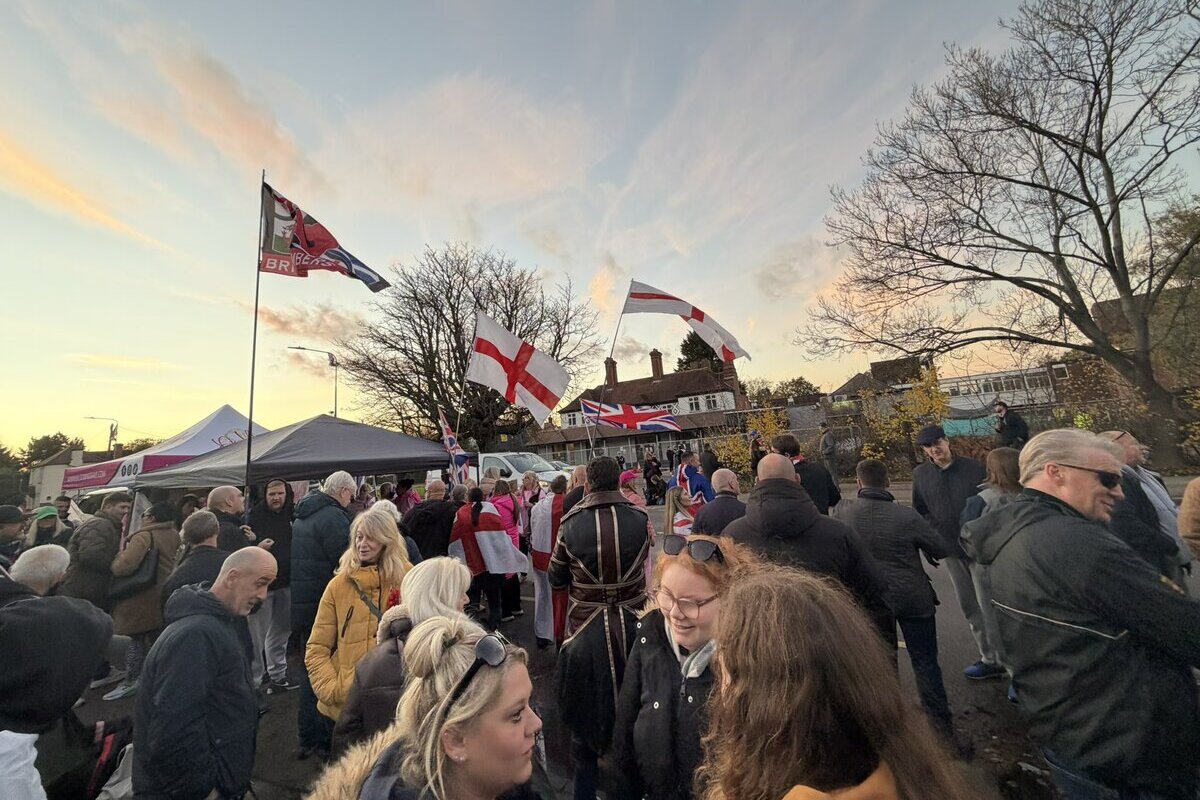 Cientos de patriotas toman las calles de Epping (Reino Unido) para manifestarse tras el apuñalamiento múltiple en una estación de tren