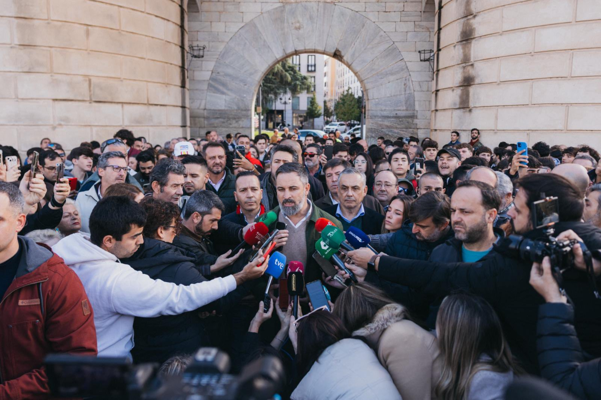 Santiago Abascal señala que María Guardiola (PP) es la «tapada» de Pedro Sánchez: «Es la portavoz de las políticas socialistas»