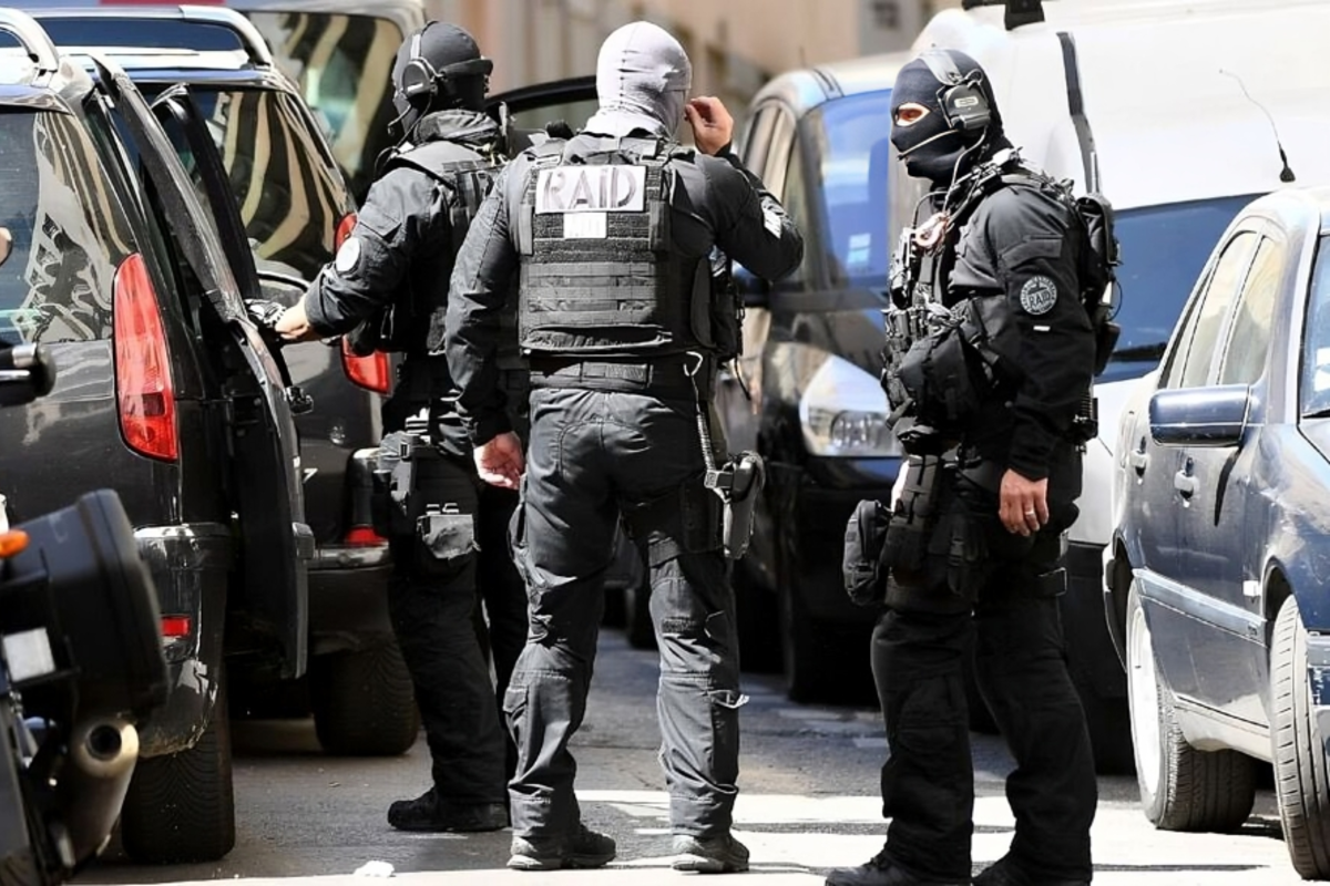 Desarticulan un intento de atentado terrorista en París: tres yihadistas que querían «rendir homenaje a Bin Laden» son detenidas