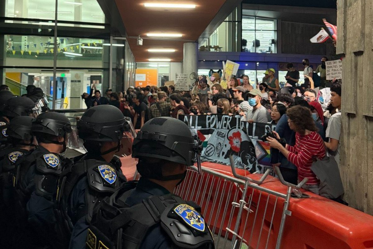 Integrantes del grupo ‘Antifa’ irrumpen violentamente en un acto de Turning Point en la Universidad de Berkeley