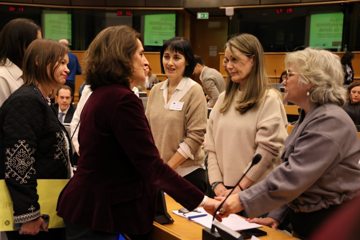 El PSOE utiliza a cuatro «víctimas» de la DANA para blanquear a Teresa Ribera en un acto de los socialistas europeos