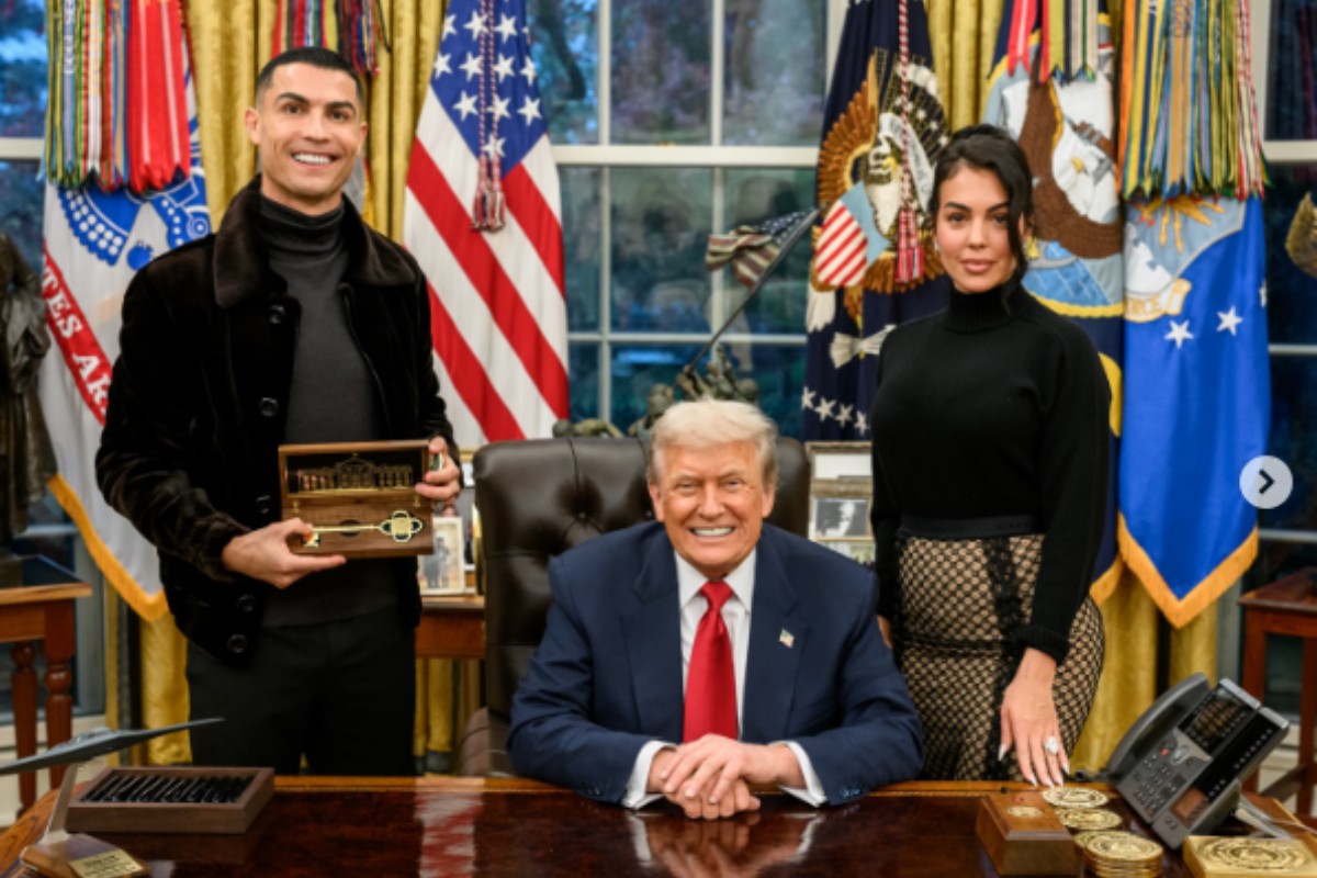 Donald Trump homenajea a Cristiano Ronaldo en la Casa Blanca y le entrega una llave de oro