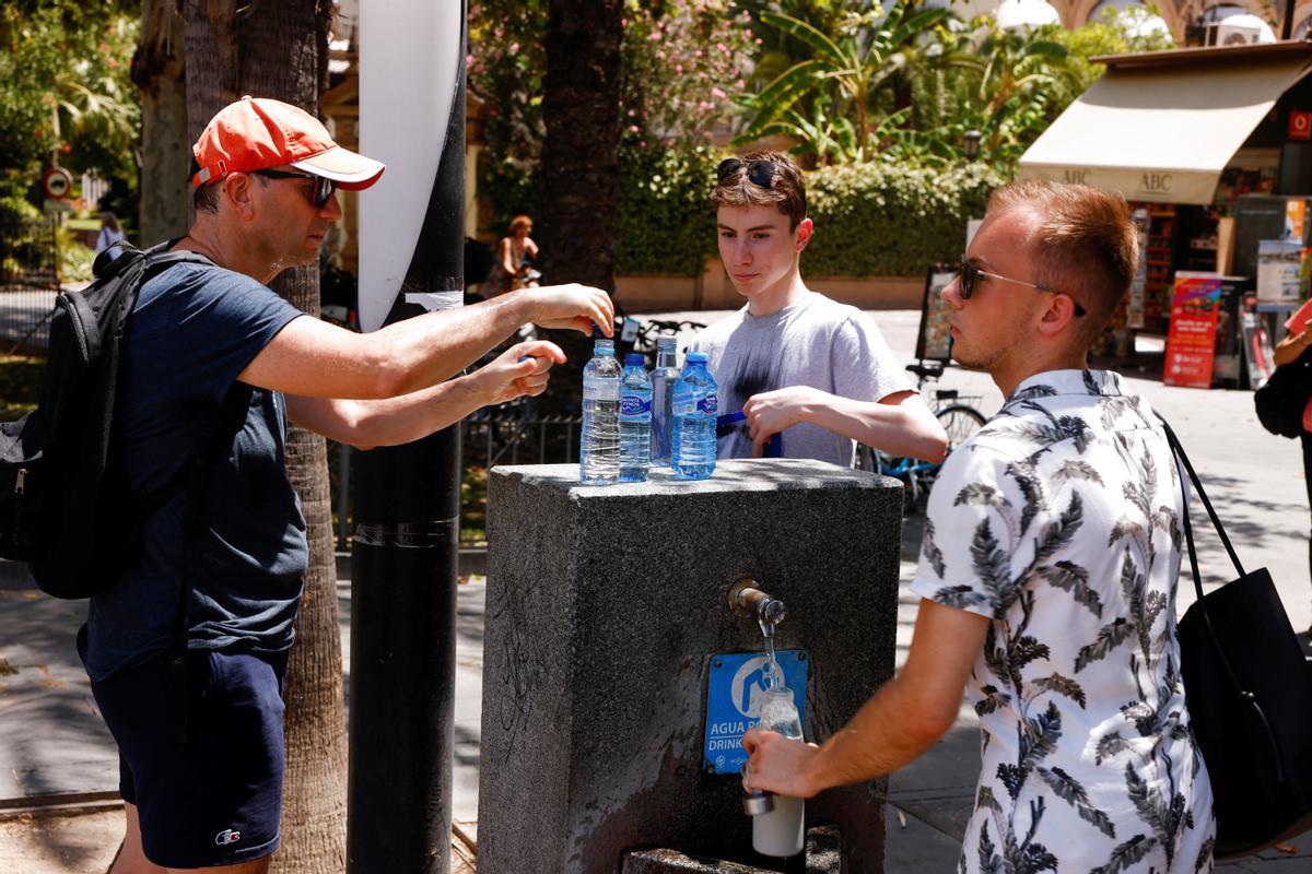 Nuevo golpe a la libertad: prohíben llenar botellas de agua en las fuentes públicas de un municipio de Cataluña