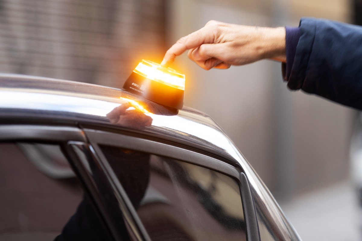 La baliza de la DGT: un invento nuevo, un coste más y el recordatorio de que todo es obligatorio salvo el sentido común