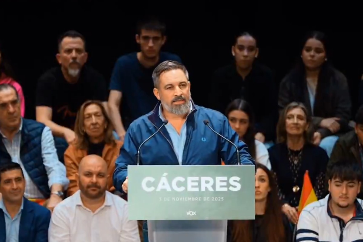 Santiago Abascal, en un gran acto en Cáceres con aforo completo: «Si fuera por VOX… el PSOE y Sánchez no estarían tocando las castañuelas, sino hablando con sus abogados para preparar su defensa judicial»