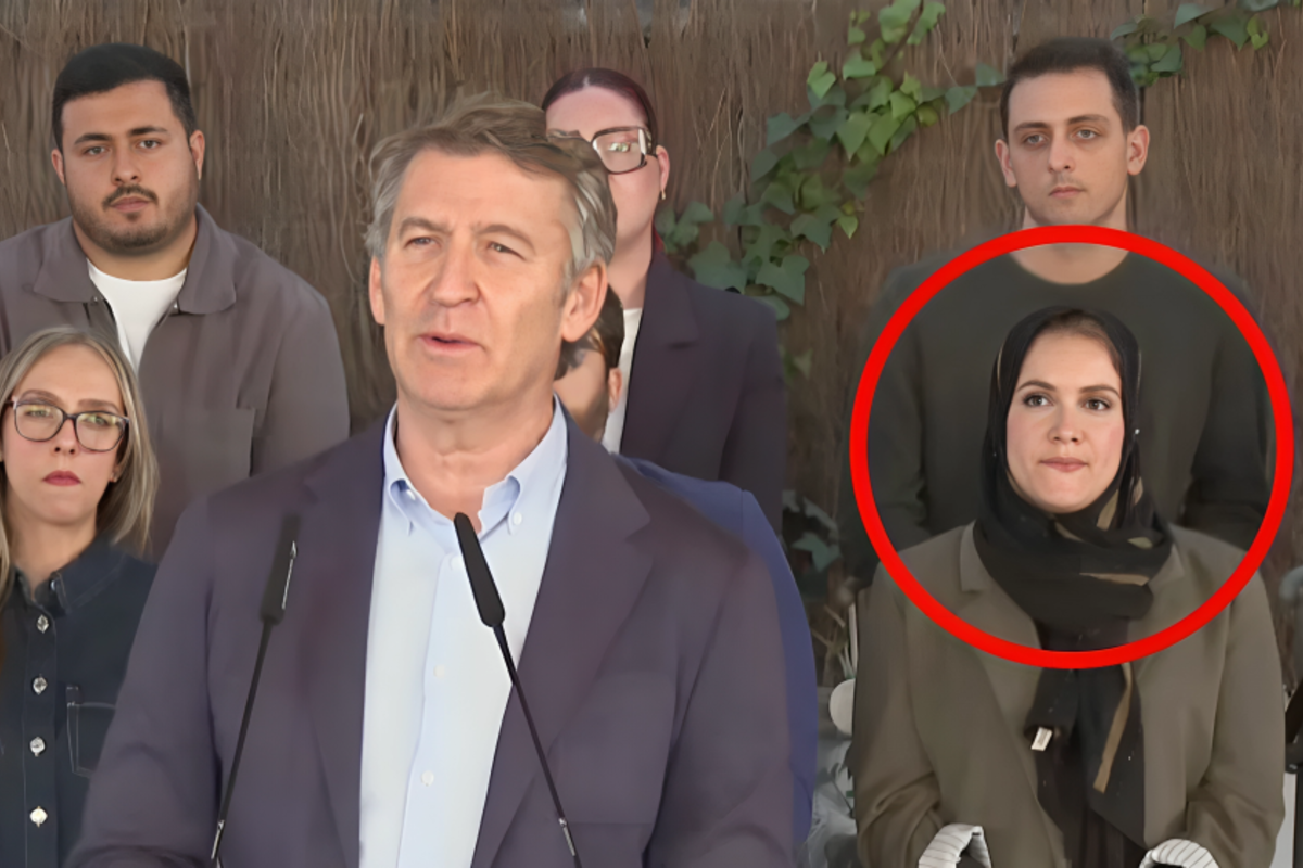 Una militante del PP luce el hiyab en la comparecencia de Feijoo en Melilla: «La convivencia entre culturas se construye todos los días»