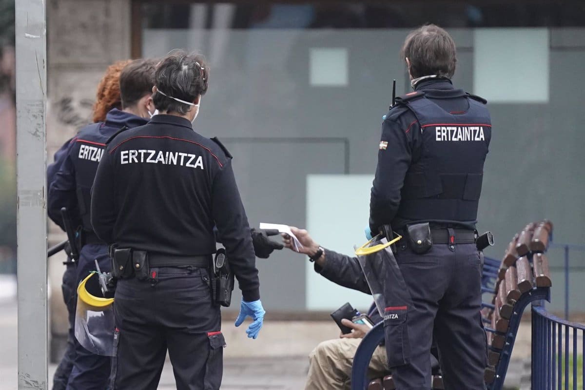 La Ertzaintza detiene a tres menores magrebíes tras agredir brutalmente a dos jóvenes homosexuales en Vitoria