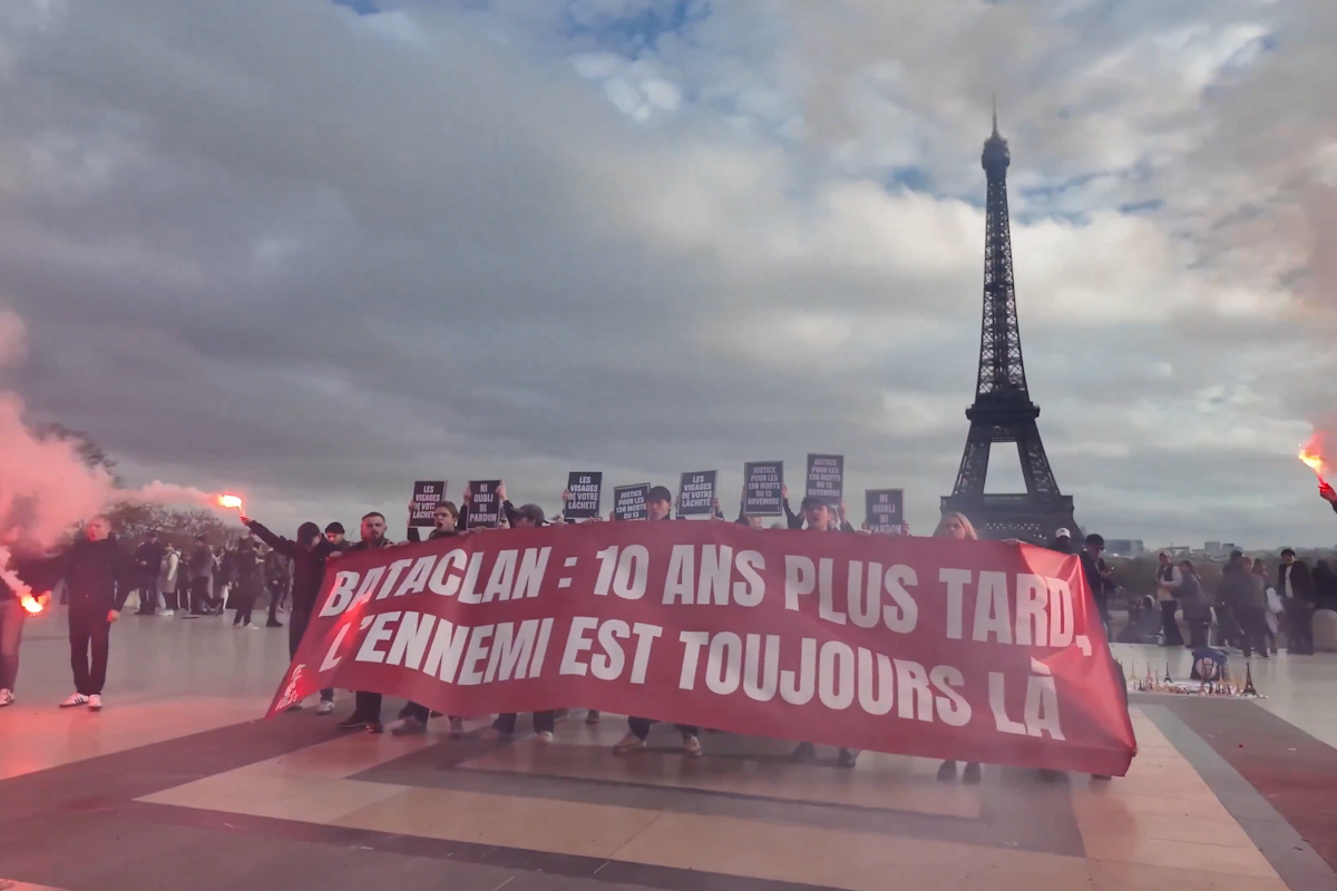 Decenas de jóvenes se movilizan frente a la Torre Eiffel al grito de «¡Islam fuera de Europa!» en el aniversario del atentado de Bataclan