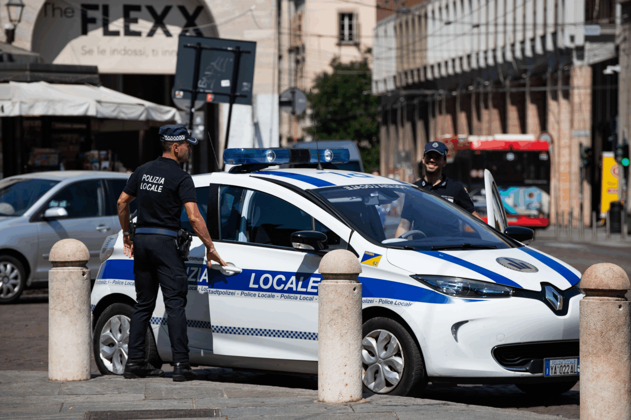 Tres inmigrantes marroquíes se estrellan contra el vehículo de una pareja, rompen la ventana y violan a la joven mientras obligan al novio a verlo