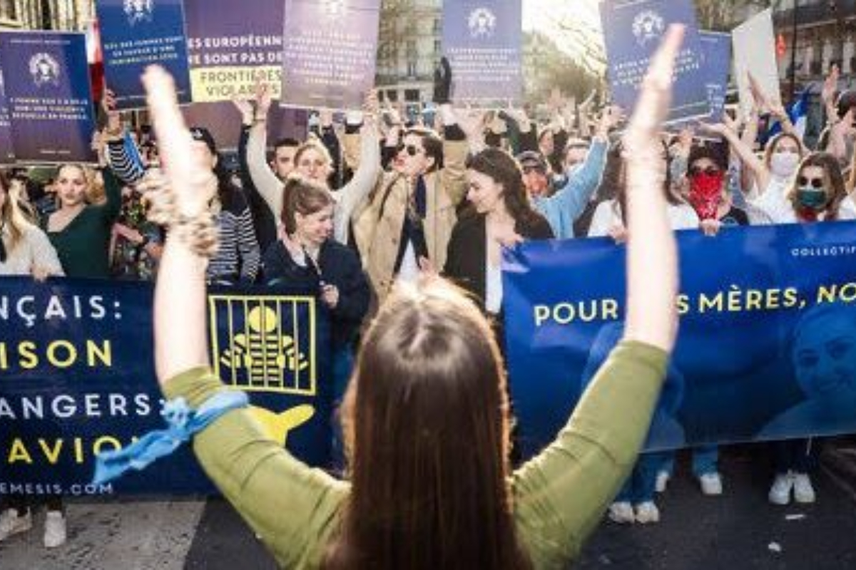 La extrema izquierda censura en el 25-N en Francia a las mujeres patriotas que denuncian la violencia que provocan los inmigrantes ilegales