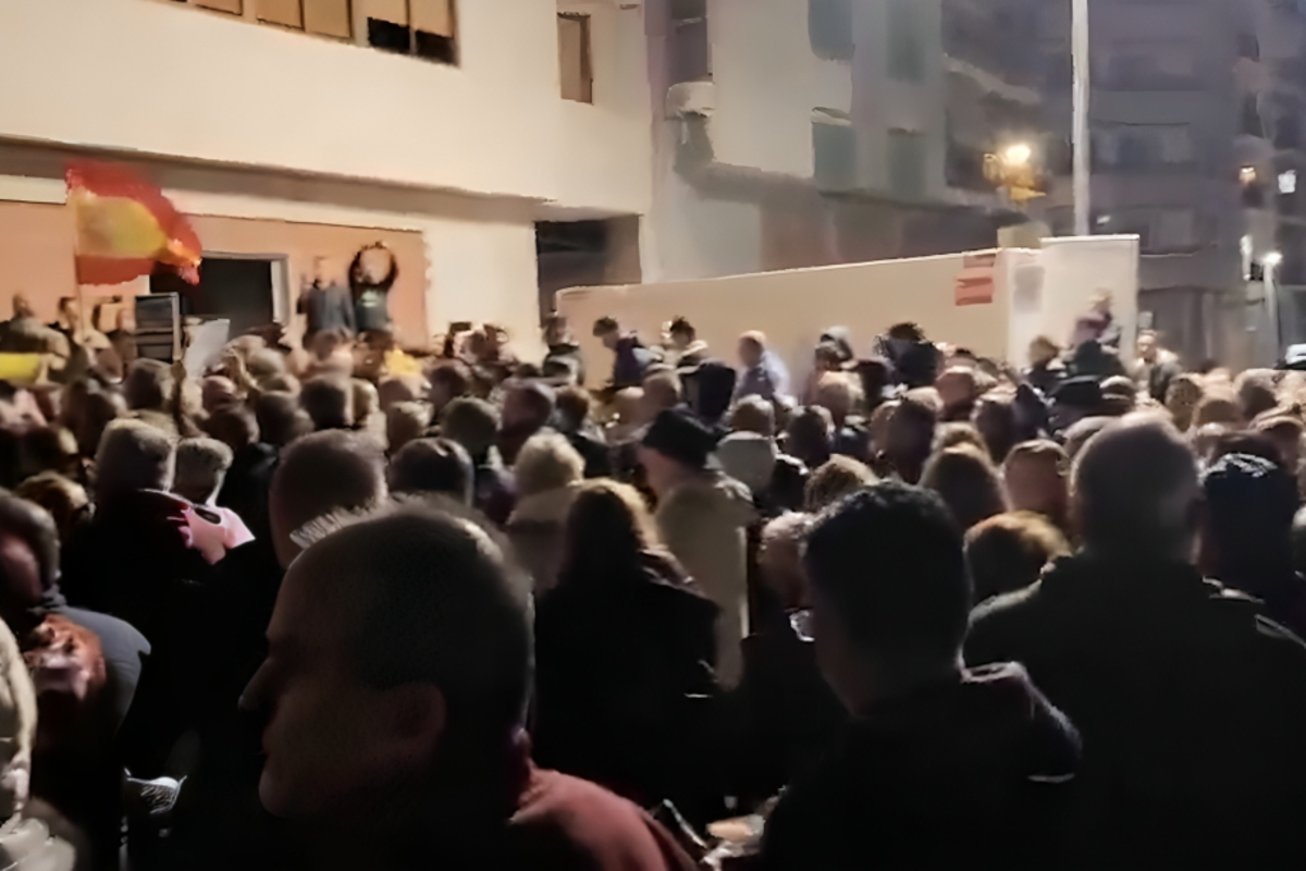 Más de 200 personas se concentran en Paiporta para exigir la dimisión de Pedro Sánchez por su gestión de la DANA: «¡Vete ya!»