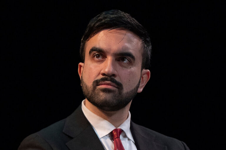 El alcalde musulmán de Nueva York, Zohran Mamdani, da indicaciones a los inmigrantes ilegales sobre cómo actuar para dificultar el trabajo de los agentes del ICE