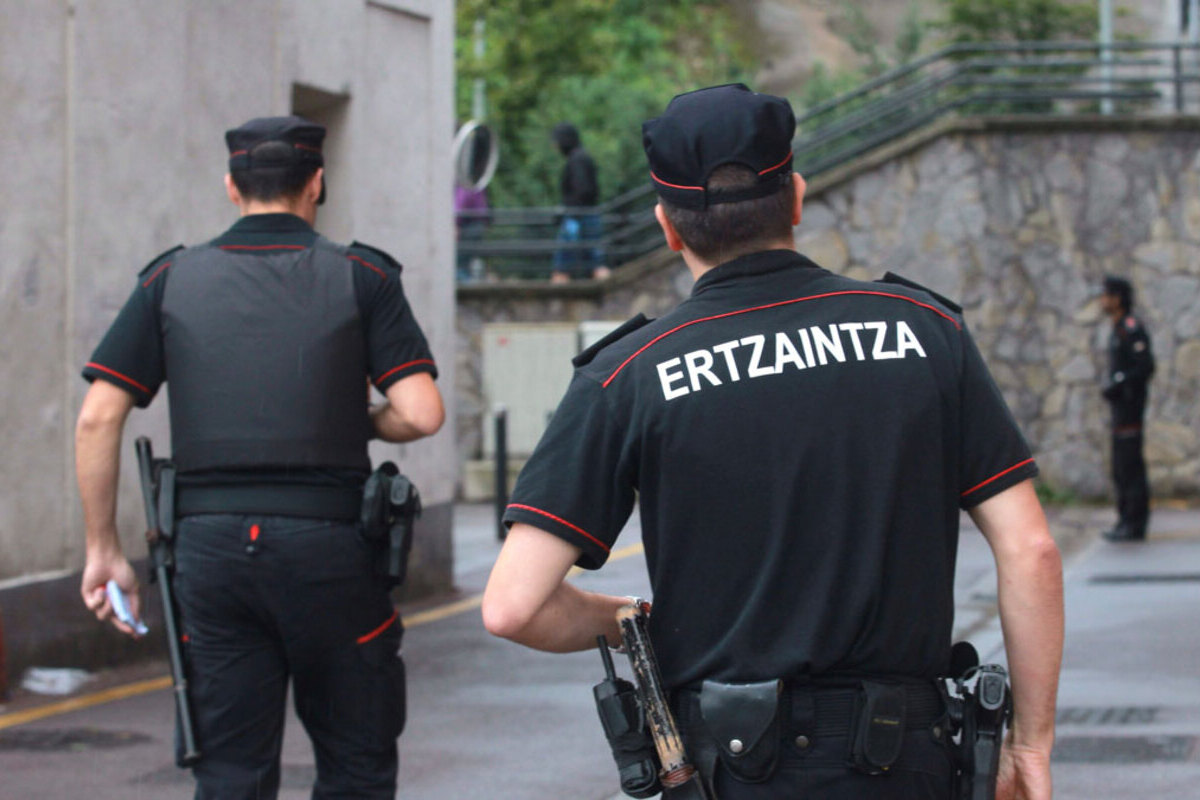 La Ertzaintza detiene en Guipúzcoa a un inmigrante magrebí tras romper cristales de vehículos, robar objetos y usar tarjetas sustraídas fraudulentamente