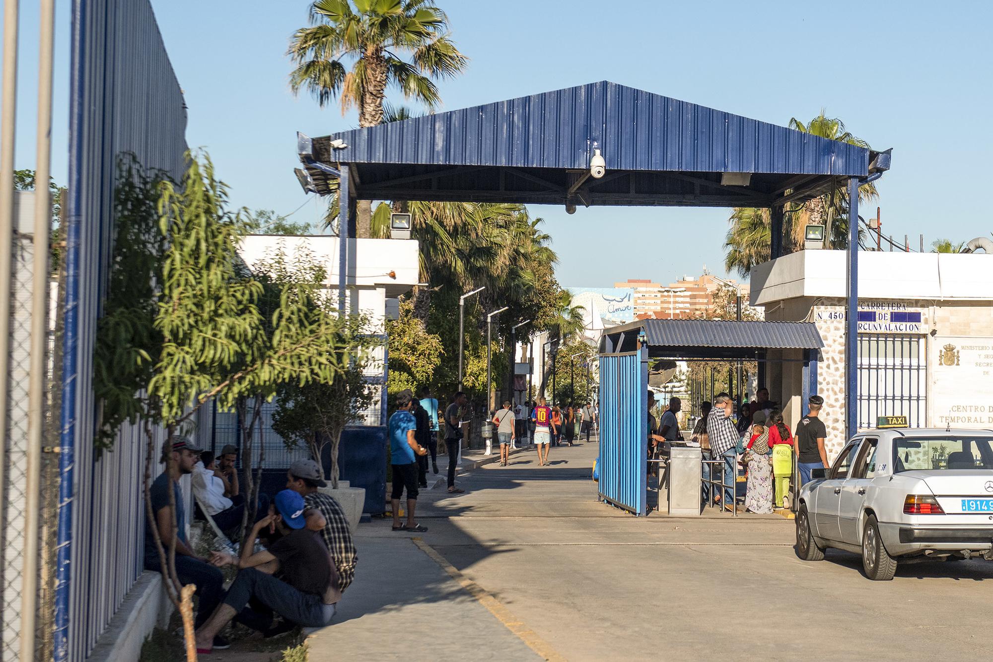 El Gobierno de Sánchez adjudica un contrato de casi 300.000 euros para repartir pizza y galletas en un centro de inmigrantes de Melilla