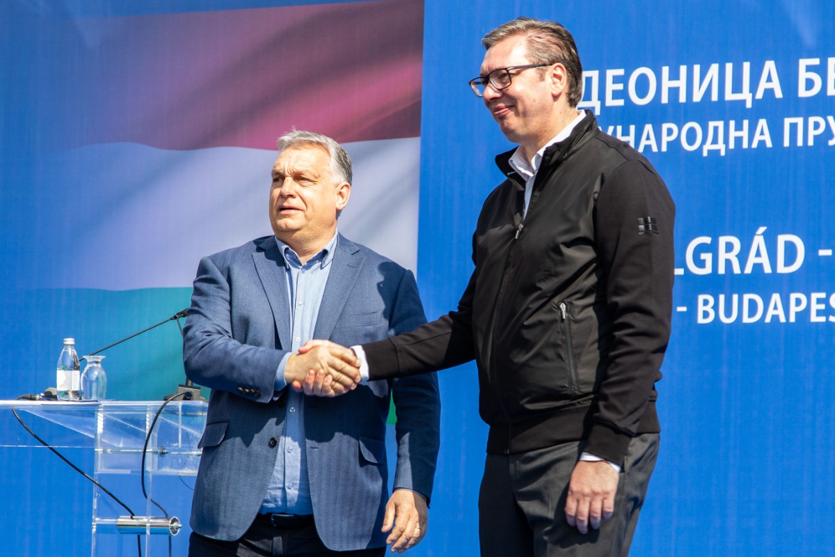 El Gobierno de Serbia logra reducir la inmigración ilegal a la mitad al aplicar el «modelo Orbán»