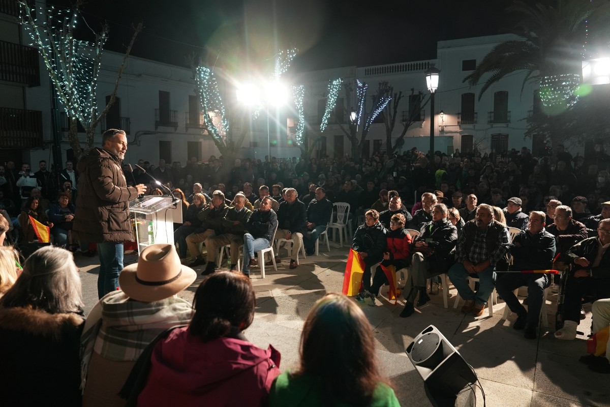 Santiago Abascal retrata a Feijoo y reitera en Azuaga (Badajoz) que un Pleno extraordinario no sirve para nada si no es para anunciar una moción de censura contra Pedro Sánchez