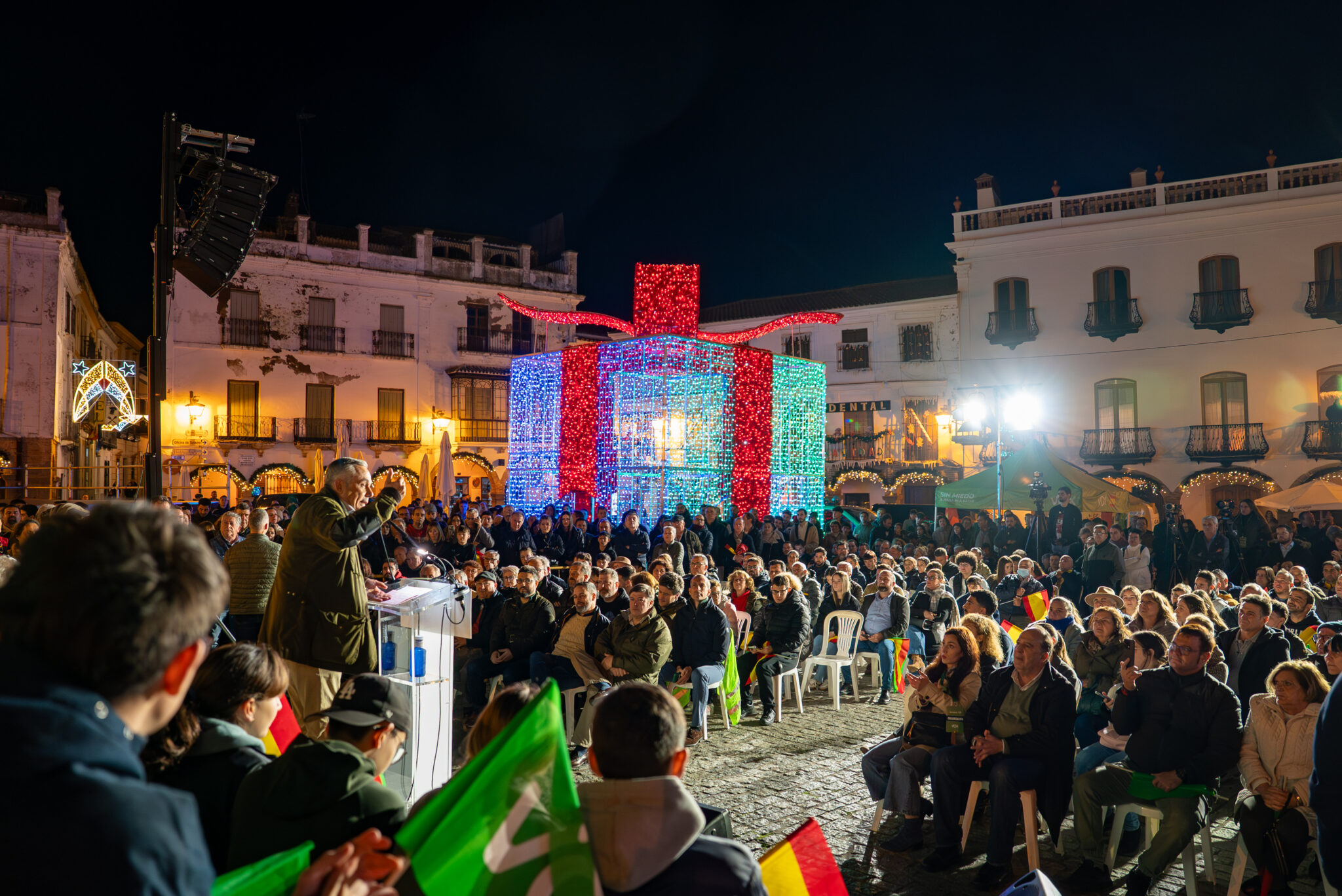 Radicales de extrema izquierda boicotean un acto de VOX forzando un ‘apagón’ en Zafra y Abascal no se achanta: «El cretino de Marlaska nos desprotege»