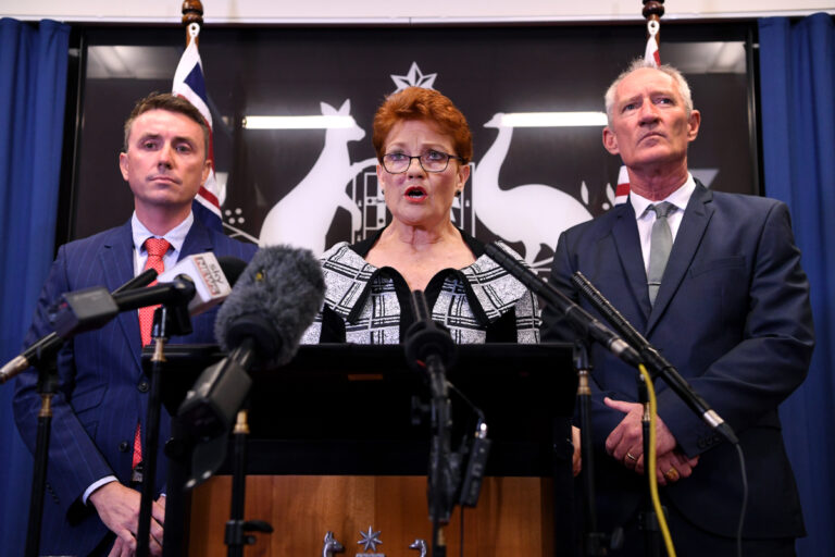 La líder del partido soberanista One Nation reclama que Australia debe ser una sociedad «monocultural» y demuestra cómo la inmigración masiva agrava la crisis de la vivienda