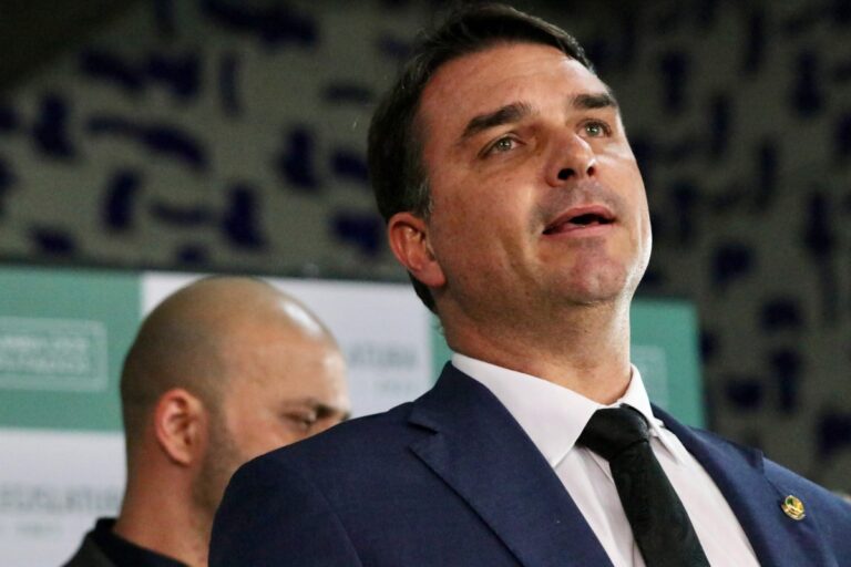 Flávio Bolsonaro lograría un empate técnico con Lula da Silva en una segunda vuelta para las elecciones presidenciales, según un nuevo sondeo