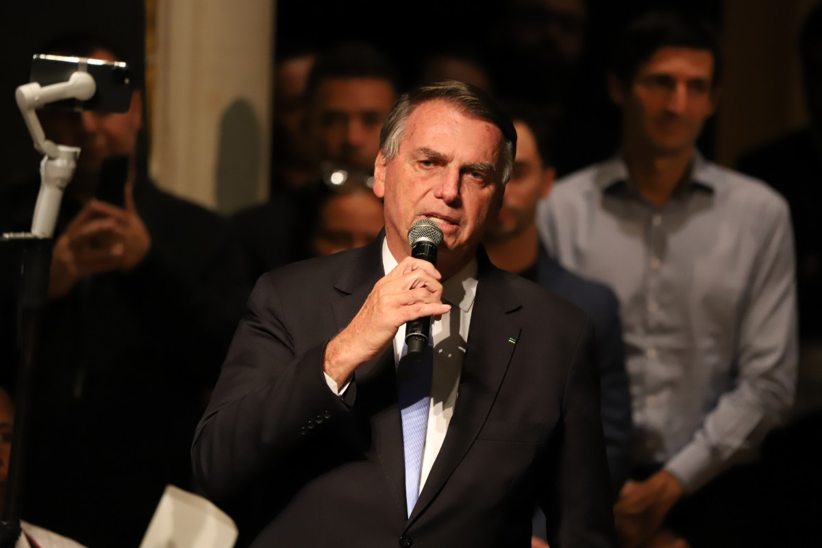 El expresidente brasileño Jair Bolsonaro, «estable» tras ser sometido a una intervención quirúrgica en Brasilia