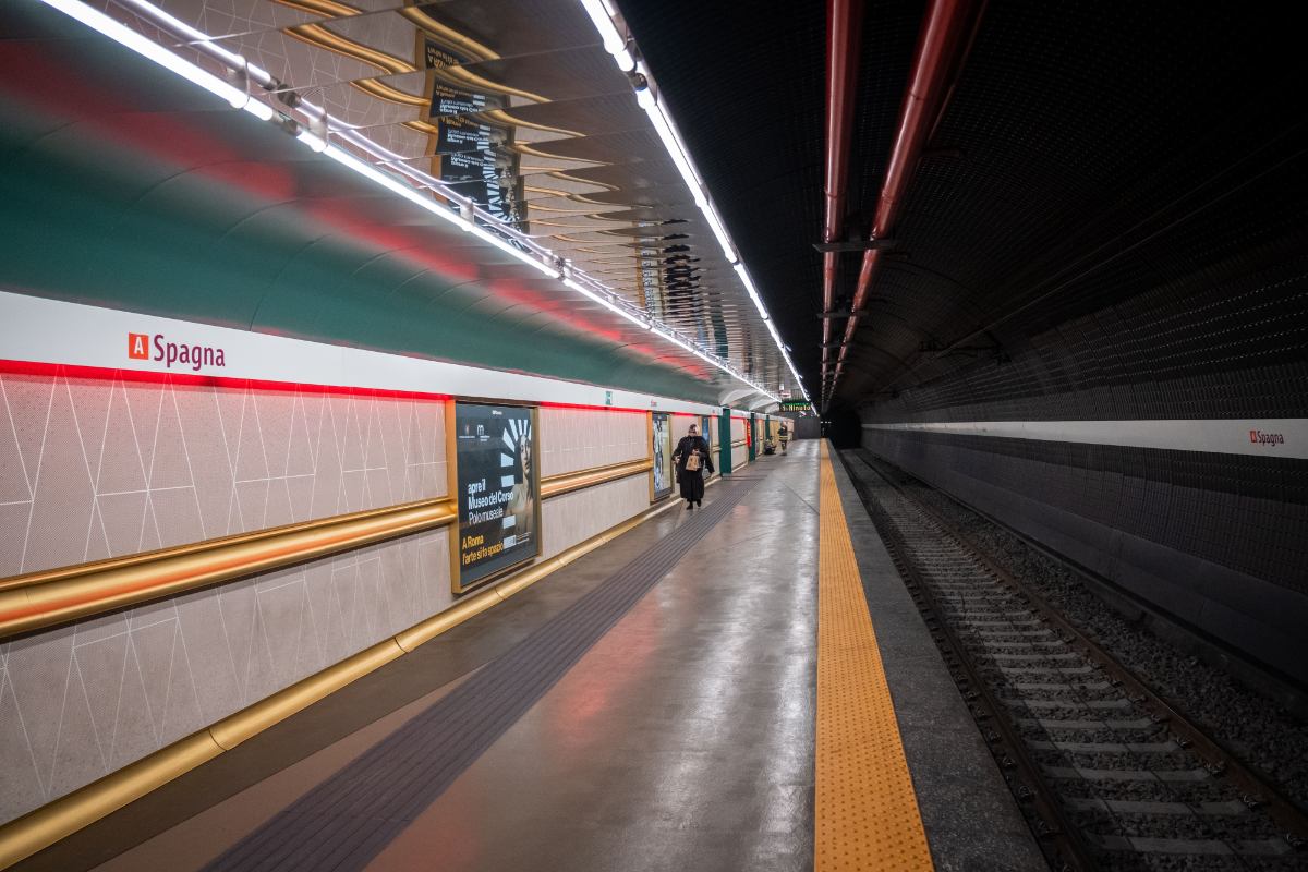 La Policía italiana busca a tres inmigrantes ilegales gambianos por una violación en grupo a una estudiante fuera de una estación de metro en Roma