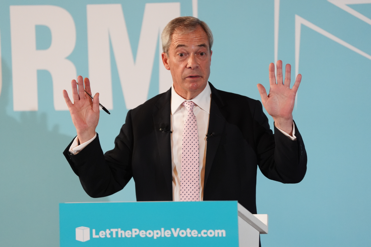 El líder soberanista Nigel Farage señala la hipocresía de la BBC: «Me atacan por rumores mientras ocultaron años de contenido racista en prime time»