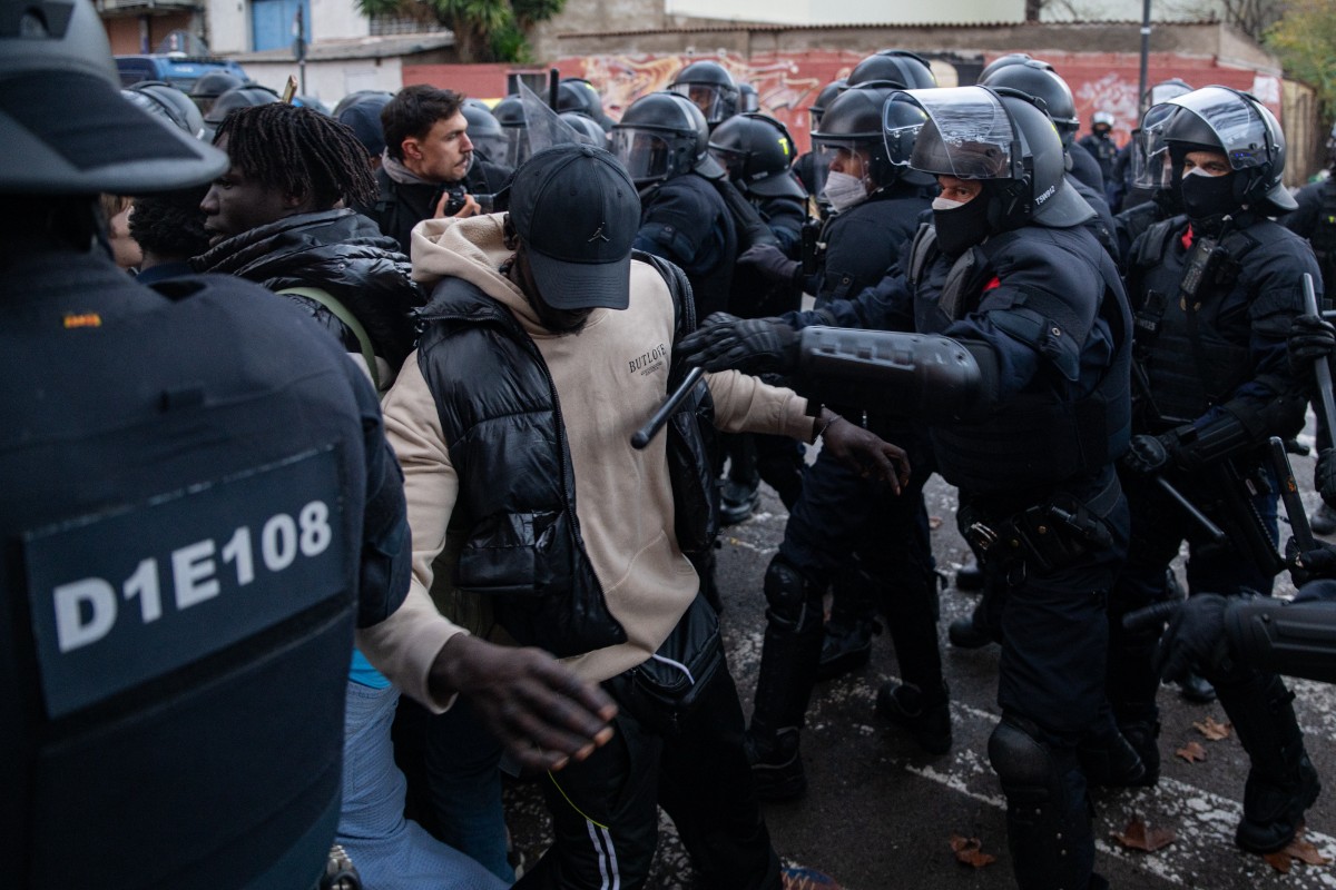 La Policía desaloja el mayor asentamiento de inmigrantes ilegales de Cataluña tras años de abandono institucional