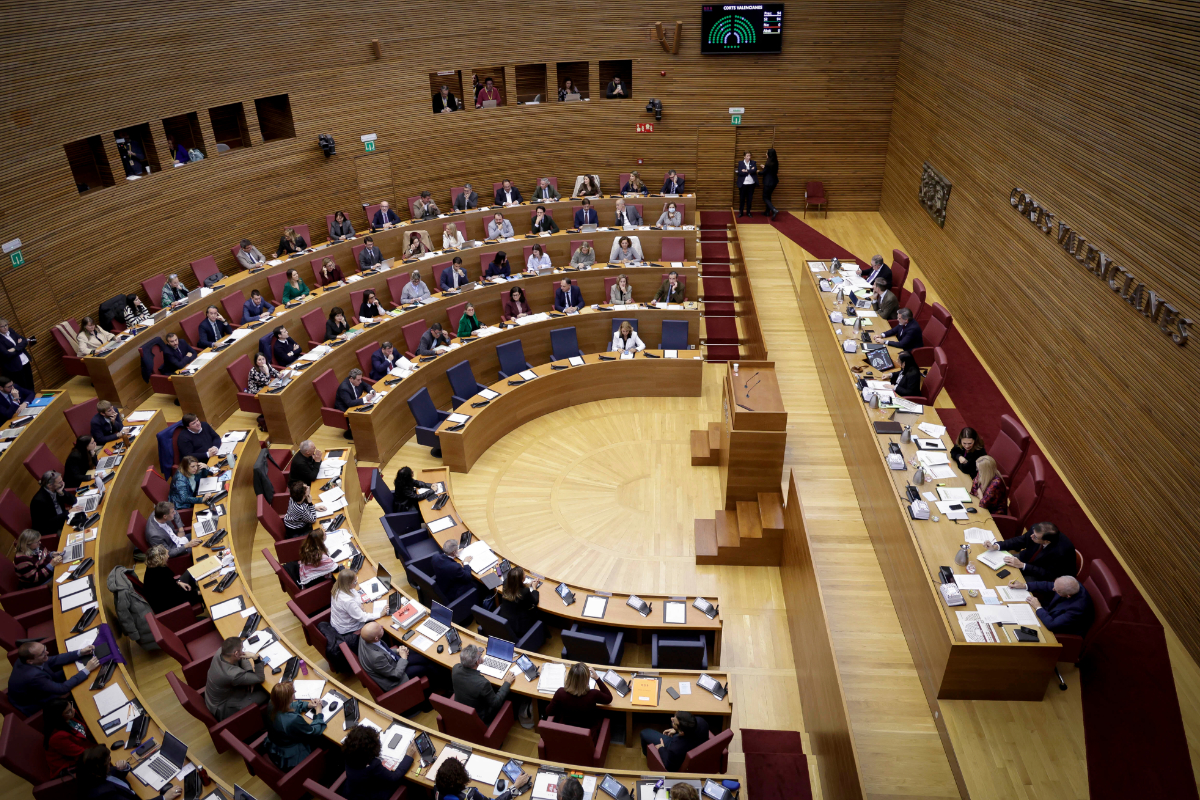 Publicada la reforma impulsada por VOX que elimina el lenguaje inclusivo y suprime las comisiones LGTBI en las Cortes Valencianas