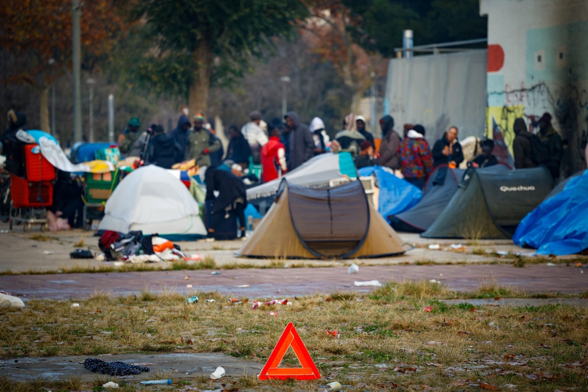 El desalojo del B9 se transforma en un nuevo asentamiento ilegal de inmigrantes en plena vía pública