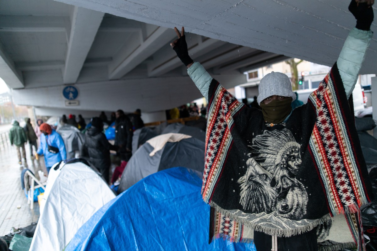 Vecinos se organizan e impiden el realojo de los inmigrantes ilegales del instituto B9 en una parroquia de Badalona