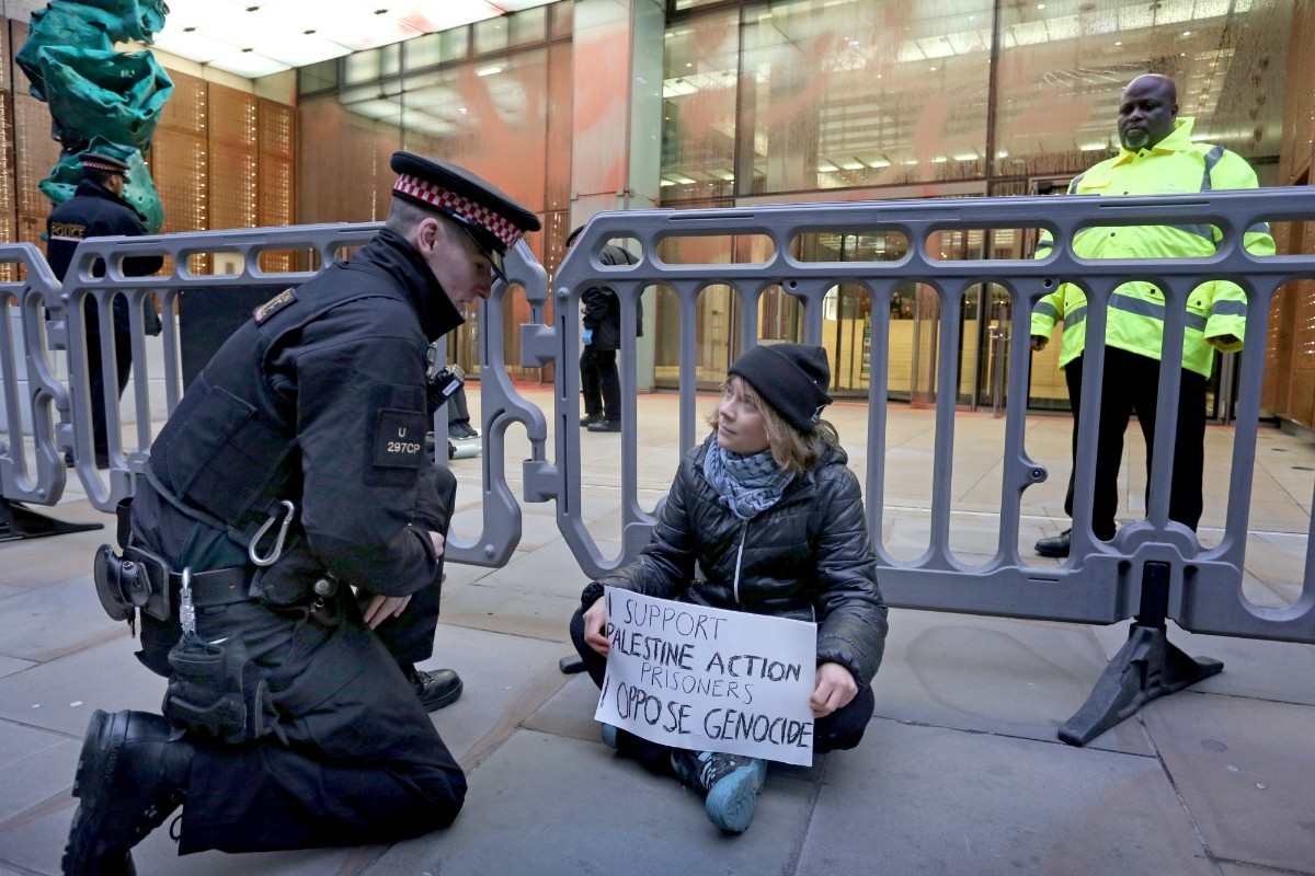 Greta Thunberg, detenida en Londres por exhibir un cartel de apoyo a una organización terrorista