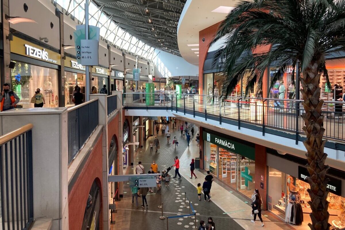 Tres menas sacan una pistola y hieren de gravedad a un vigilante de seguridad en un centro comercial en Salt (Gerona)