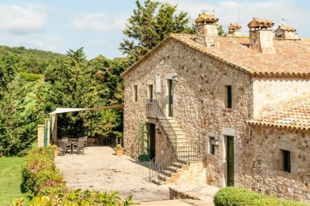 Las masías catalanas abandonan su uso rural y renacen como villas de lujo para compradores extranjeros