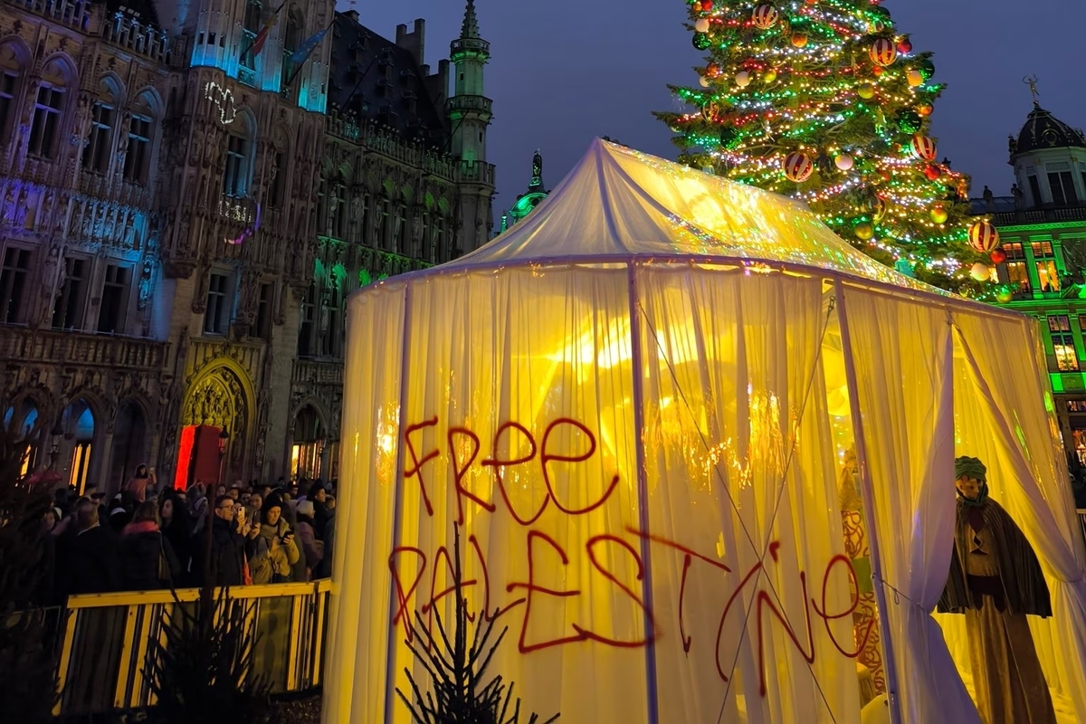 Nuevo acto cristianófobo en Europa: vandalizan el belén de la Grand-Place de Bruselas con el lema «Palestina Libre»