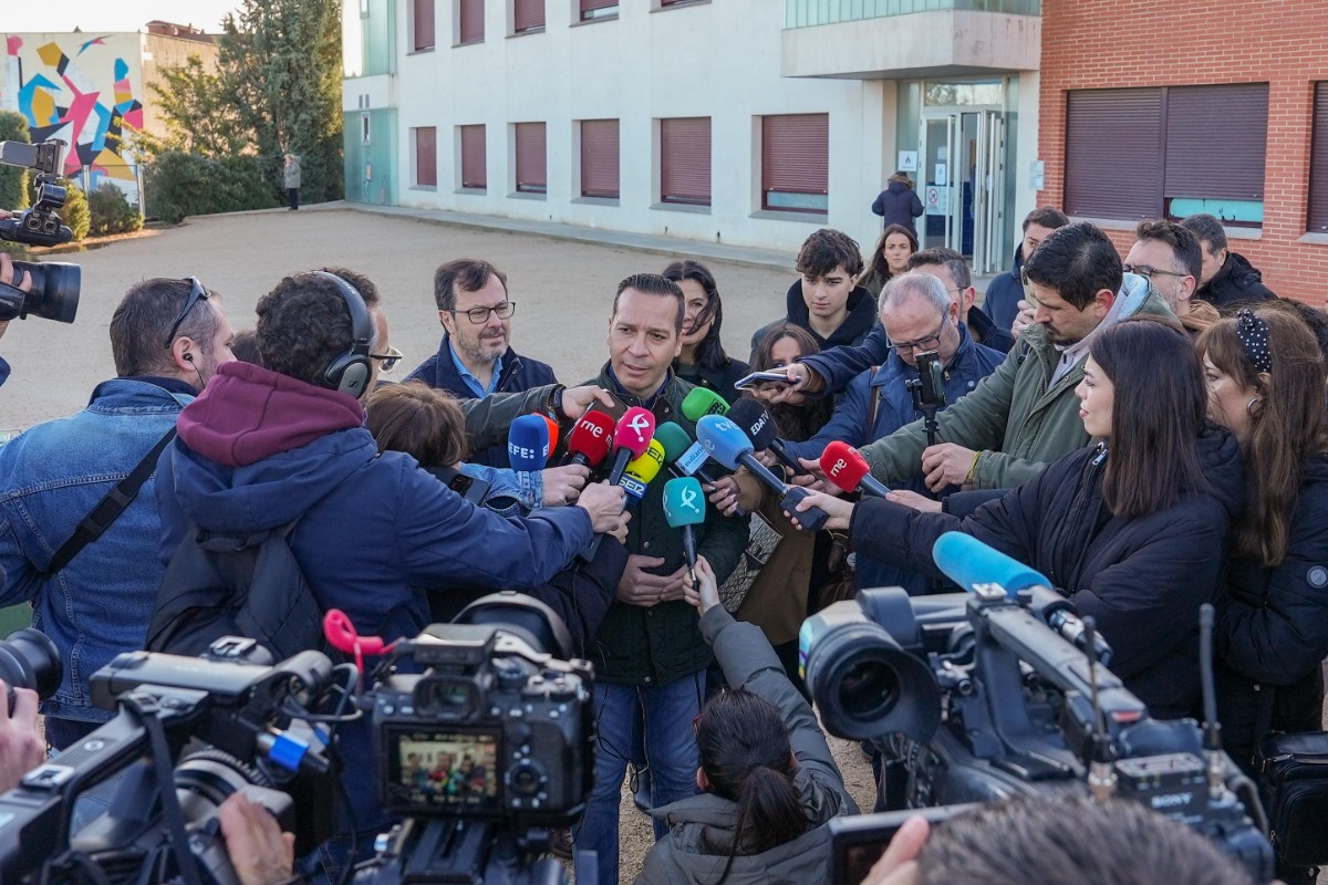 El candidato de VOX, Óscar Fernández, vota en Cáceres: «Hoy empieza el cambio que tanto necesitan Extremadura y toda España»