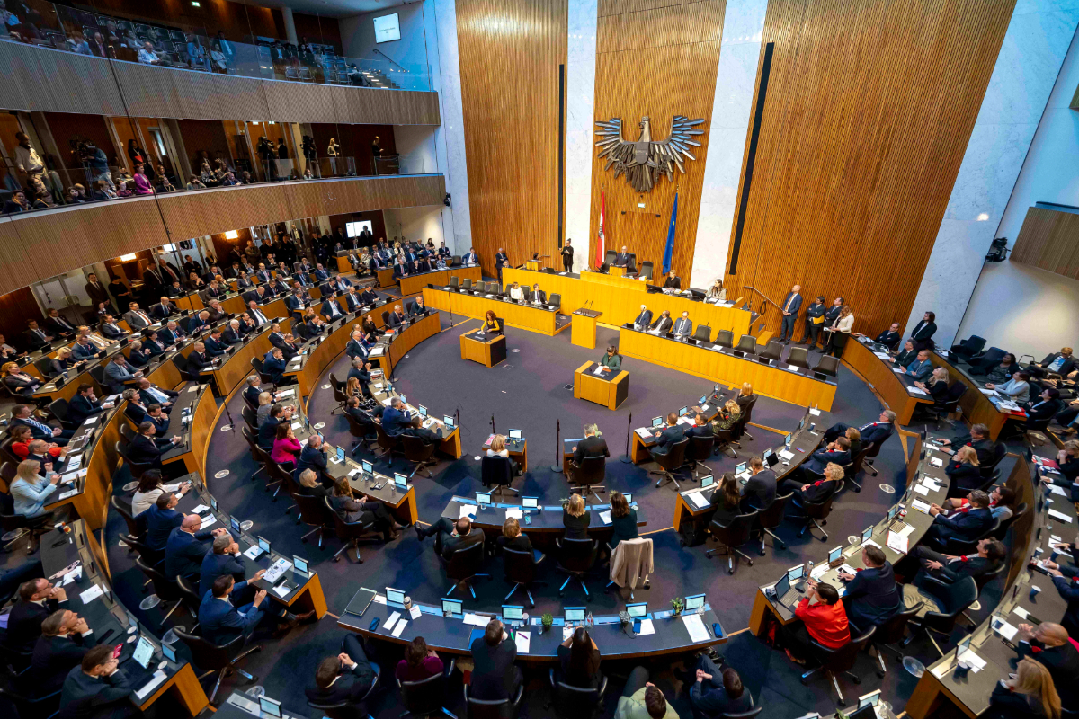 El Parlamento austriaco prohíbe el uso del velo islámico a las menores de 14 años en los colegios