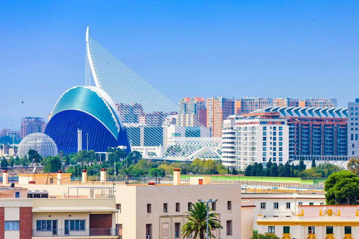 Valencia y Valéncia: la ciudad avanza hacia la recuperación de la oficialidad en español que eliminaron PSOE y Compromís