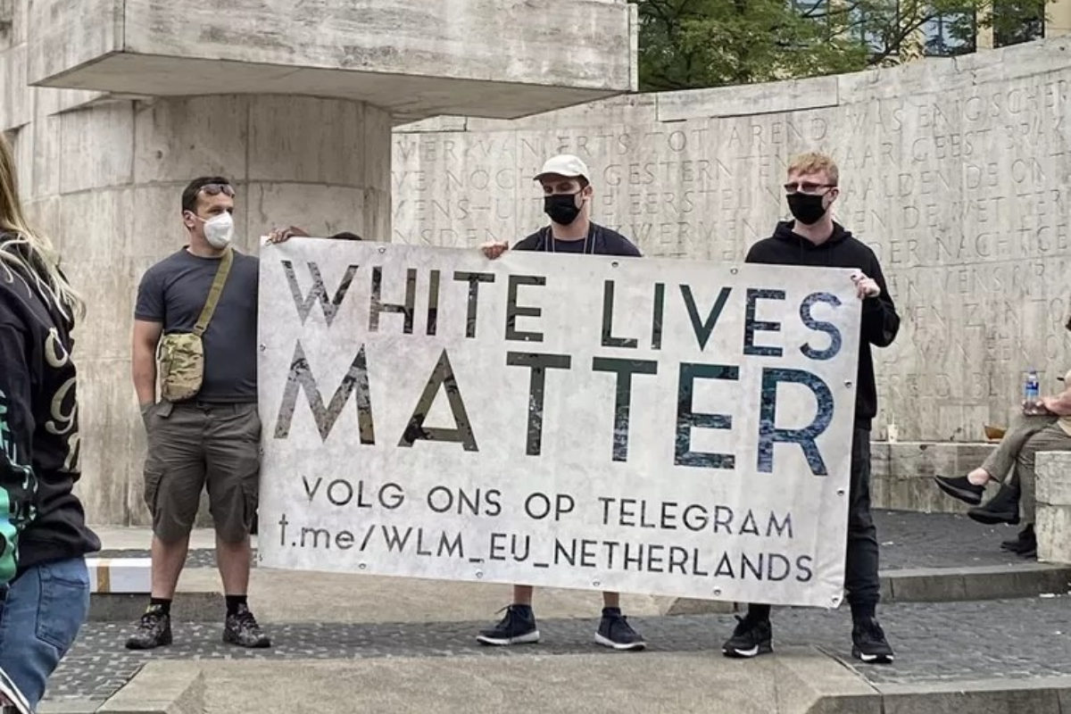 Dos jóvenes condenados a prisión por «racismo» en Países Bajos por proyectar el lema «White Lives Matter» en edificios públicos