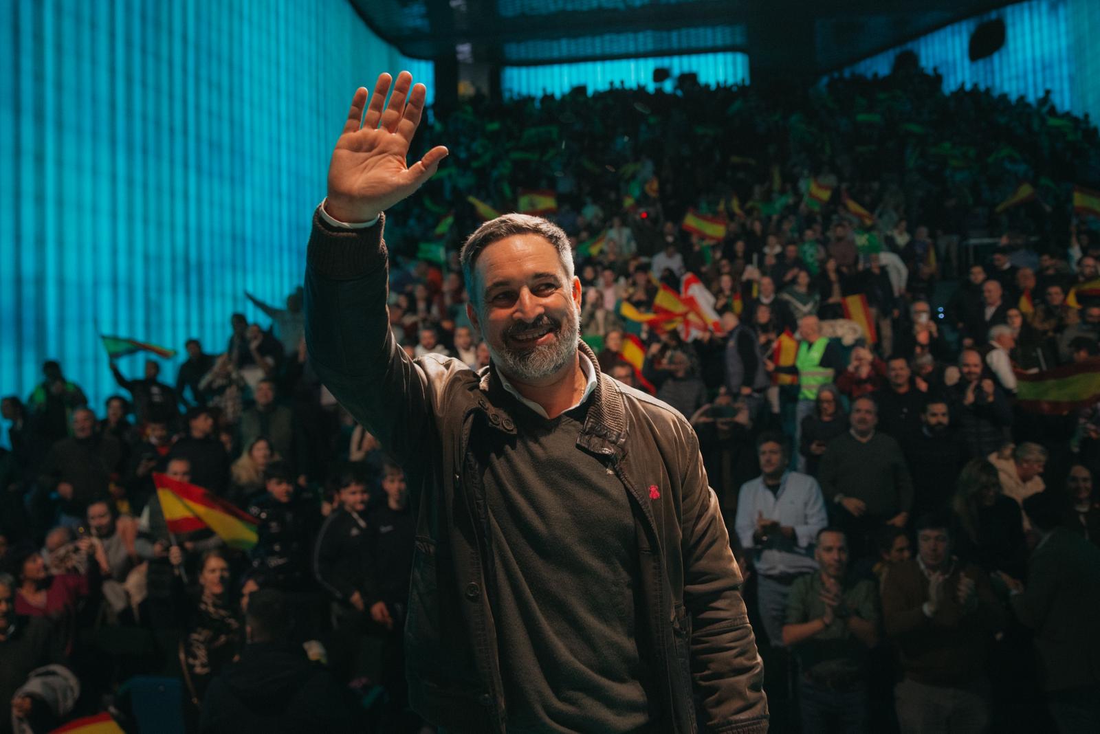 El bastión socialista donde comenzó la trama Koldo acoge de forma masiva a Santiago Abascal: «Hace falta un cambio en España»