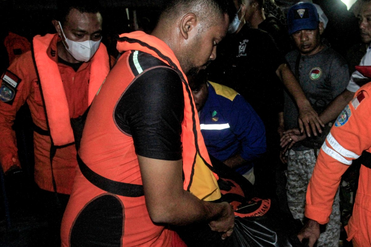 Un padre y tres de sus hijos son los españoles desaparecidos tras el naufragio de un barco turístico en Indonesia