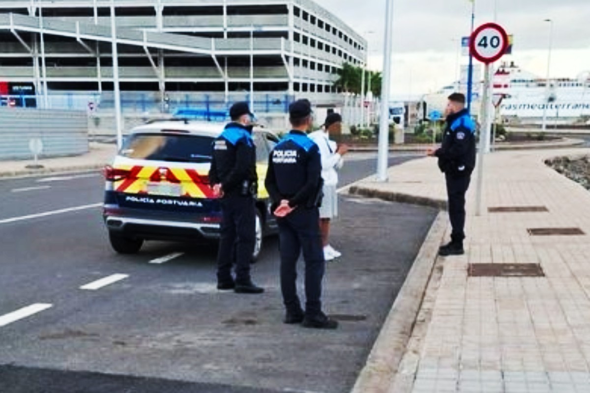 Un mena se fuga del centro de acogida y trata de salir de Gran Canaria sin billete
