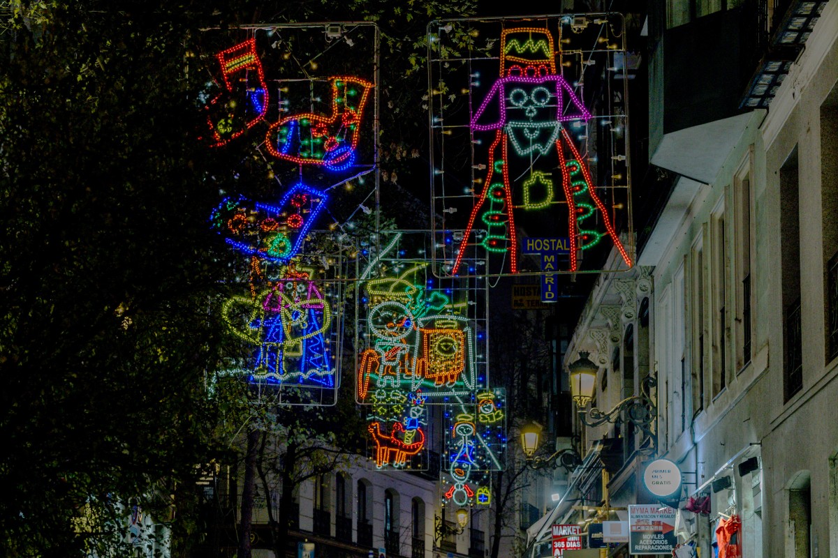 Cierre de mercadillos, cancelación de conciertos de villancicos… la guerra del globalismo contra la Navidad