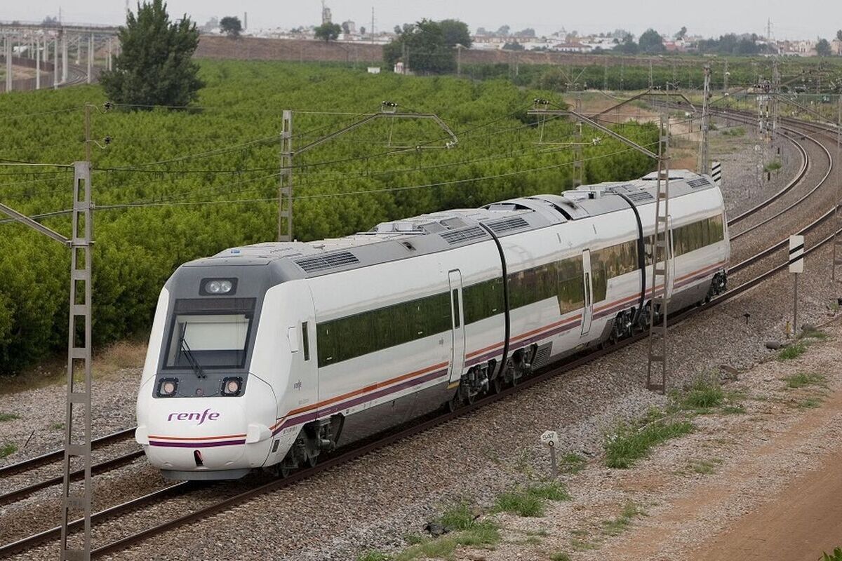 Suspendida la circulación ferroviaria entre Córdoba y Jaén tras la caída de un muro de contención sobre las vías del tren