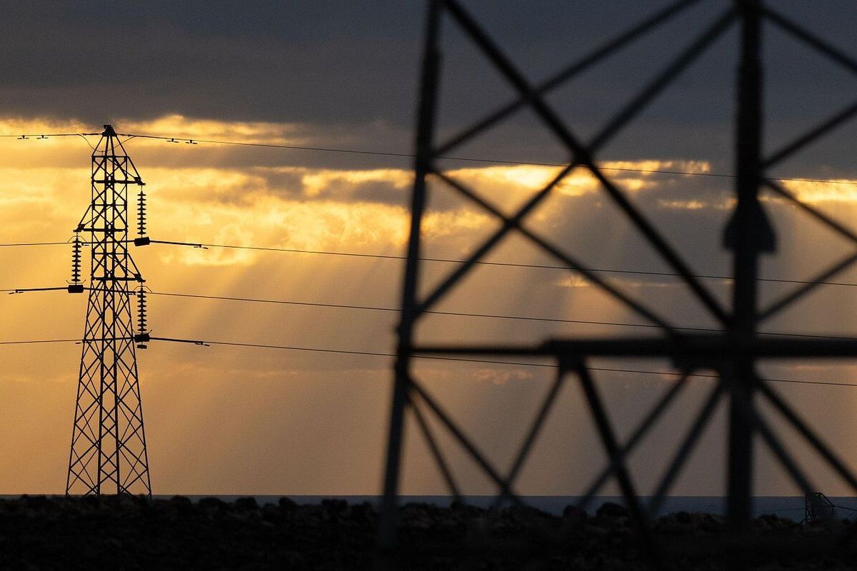 Red Eléctrica para de nuevo a la industria tras un exceso de generación eólica que deja a España al borde del apagón