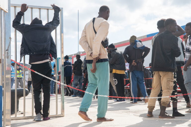 El Gobierno de Sánchez ha concedido la residencia a más de 1,3 millones de inmigrantes y casi un millón más podrían lograrla tras la «regularización» masiva