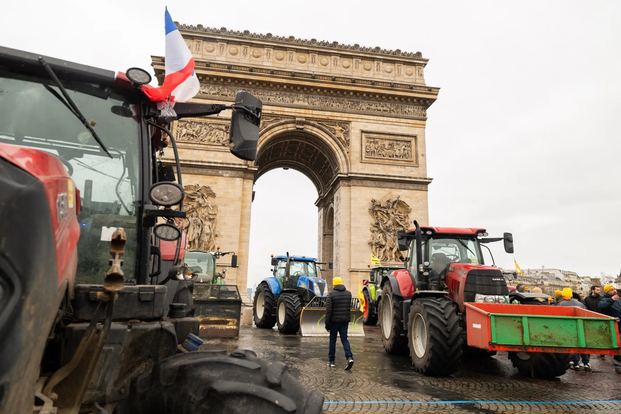 Miles de agricultores franceses asaltan París y bloquean el Arco del Triunfo para exigir acabar con las «agendas destructivas»