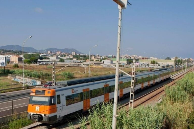 Sigue el caos en Rodalies de Cataluña: cortada la R11  entre Gerona y Figueras por la caída de árboles sobre la vía