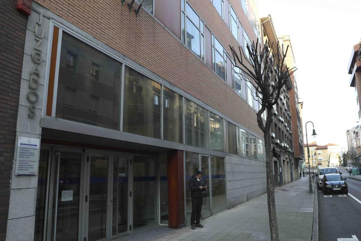 Un pakistaní pendiente de expulsión explotó, maltrató y amenazó a su pareja en Avilés: «Vivo mejor en cualquier cárcel de España que en mi país»