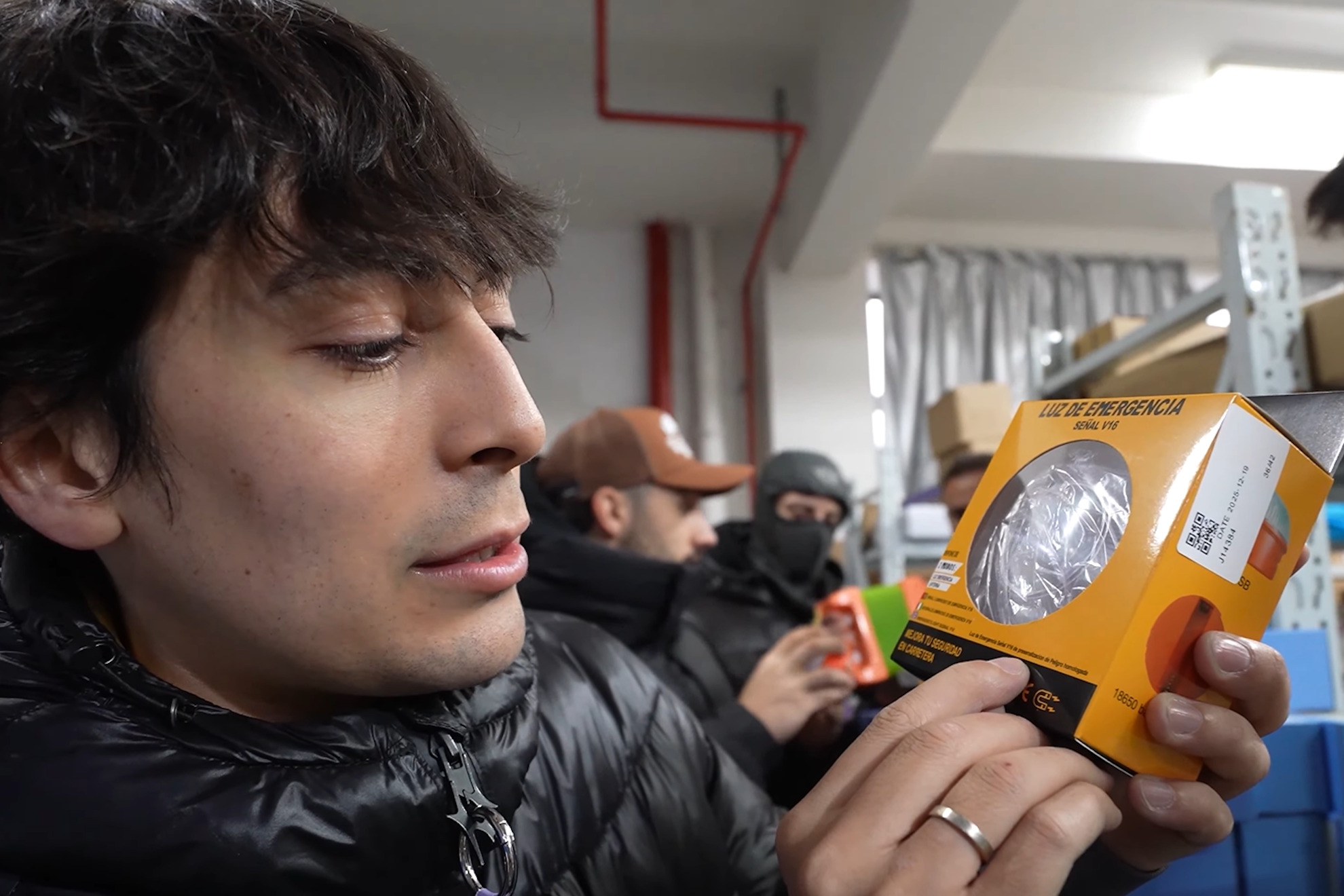 Un youtuber expone el negocio de las balizas V16: el coste de su fabricación no supera los tres euros pese a que se vende por 35