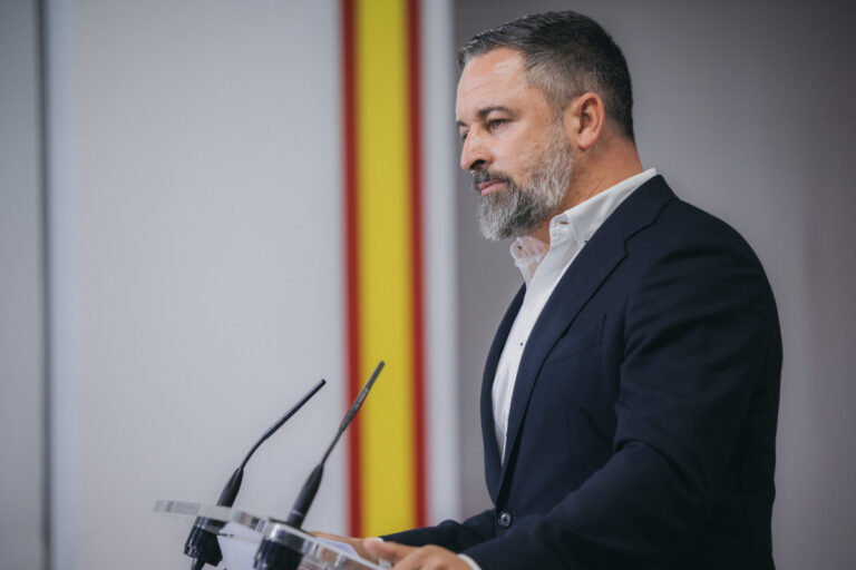 Santiago Abascal denuncia que Pedro Sánchez trata de «blanquearse» mintiendo y escondiéndose tras la visita del Papa León XIV